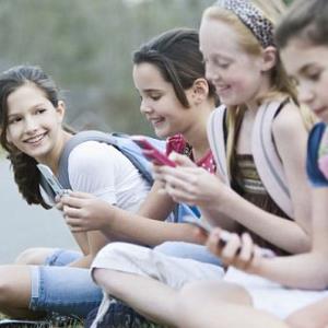 SHOULD SCHOOLS BAN MOBILE DEVICES?